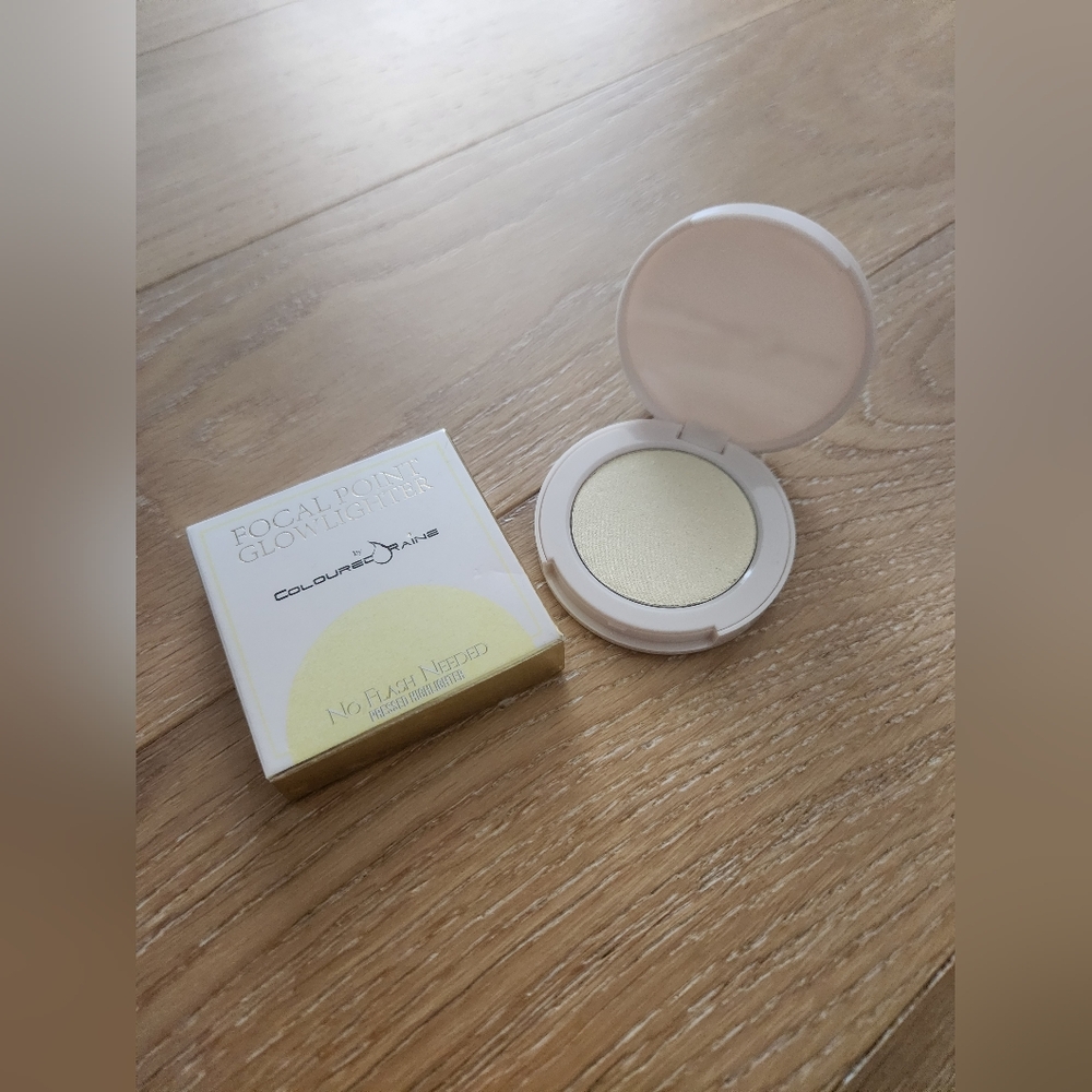 COLOURED RAINE | NWOT Focal point Highlighter in No flash needed